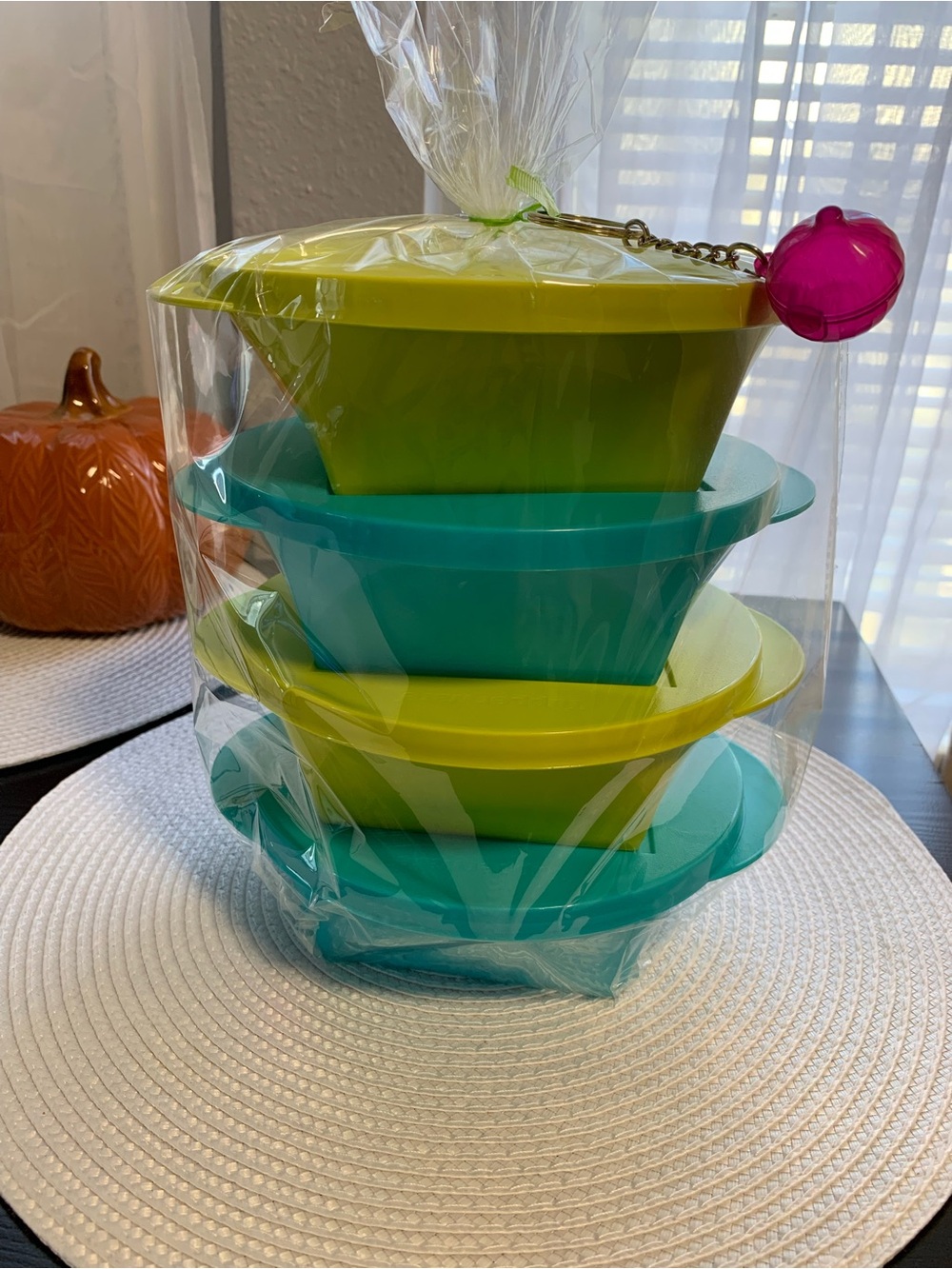 💚💙Tupperware Bright Lime & Teal Stackable Snack Bowls 💚💙